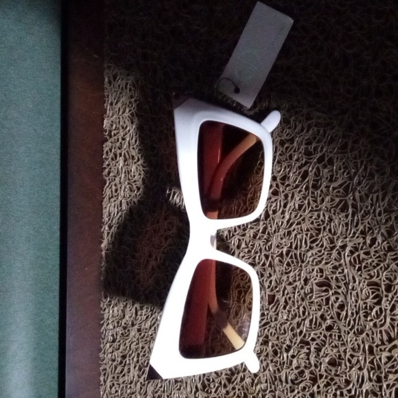 Bargain Bundle of Six Pair of Sunglasses - Picture 4 of 9